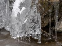 Schoßbach - Eiswulst und Eiszapfen an den Felsen im oberen Bachlauf